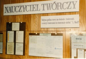 Wystawa w holu biblioteki "Nauczyciel twórczy" inaugurująca cykl ekspozycji pt. "Nauczyciel nowator", listopad 1987 r.