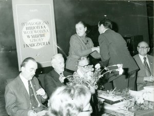 Przyjaciele i współpracownicy biblioteki w 30. urodziny. Od lewej: Leonard Turkowski, Władysław Gębik, Maria Zientara-Malewska, grudzień 1976 r.