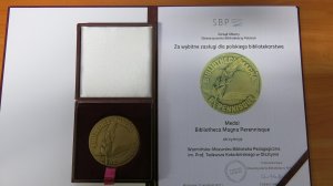 Medal „Bibliotheca Magna Perennisque” przyznany bibliotece za wybitne osiągnięcia w działalności bibliotekarskiej i upowszechnianiu książki i czytelnictwa, 2017 r.