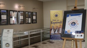 Projekt edukacyjny "Kopernik 2023", wystawa w holu biblioteki III Liceum Ogólnokształcącego w Olsztynie pt. "Kręci nas Kopernik", 2023 r.